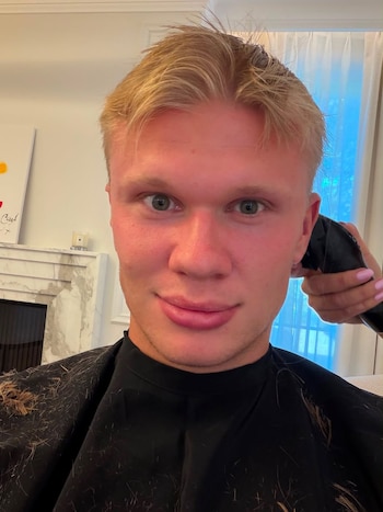 El delantero del Manchester City se cortó el pelo y se lo mostró a sus amigos