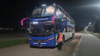 Viajaba en micro, notó que dos pasajeros transportaban droga, avisó a la Policía y los detuvieron