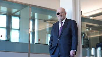 Salman Rushdie defiende la "época