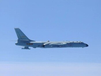 Un bombardero chino H-6 sobrevuela el Mar de China Oriental en esta foto tomada por la Fuerza de Autodefensa Aérea de Japón el 24 de mayo de 2022 (REUTERS/Archivo)