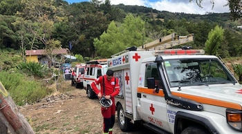 Autoridades de la Cruz Roja llaman a la ciudadanía y sectores productivos a colaborar con donaciones y voluntariado. Cortesía: Cruz Roja Costarricense