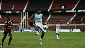 Jugador del Deportivo Cali se cayó durante el sismo del 10 de agosto y terminó con fractura de codo y fisura en el tobillo: este es el parte médico