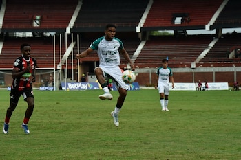 El volante del Deportivo Cali será baja por varios días tras el accidente que sufrió mientras intentaba escapar del sismo - crédito Colprensa