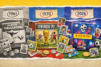 Collage digital con tres álbumes Panini históricos (1961, 1970, 2026), rodeados de cromos, sobres y monedas, sobre un fondo de calendario y papel rasgado.