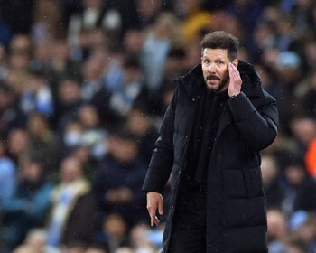 Fútbol - Liga de Campeones - Cuartos de final - Partido de ida - Manchester City - Atlético de Madrid - Estadio Etihad, Manchester, Gran Bretaña - 5 de abril de 2022 El entrenador del Atlético de Madrid, Diego Simeone REUTERS/Phil Noble