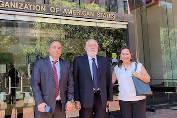 Daniel Córdova (primero de la izquierda) posando al frente de la OEA en julio pasado