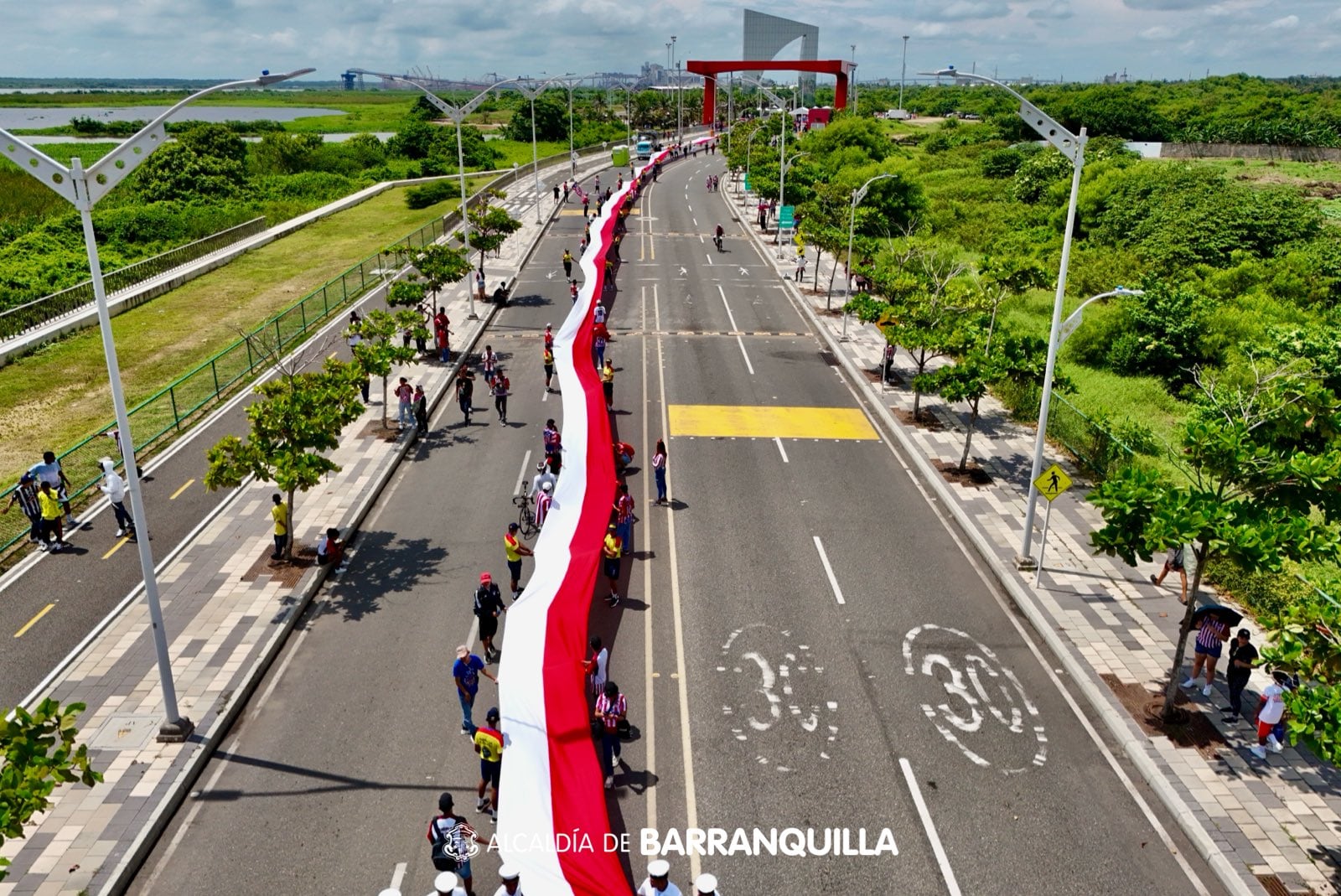 La bandera fue desplegada por todo el Malecón, siendo este uno de los lugares más emblemáticos de Barranquilla - crédito @AlejandroChar/X