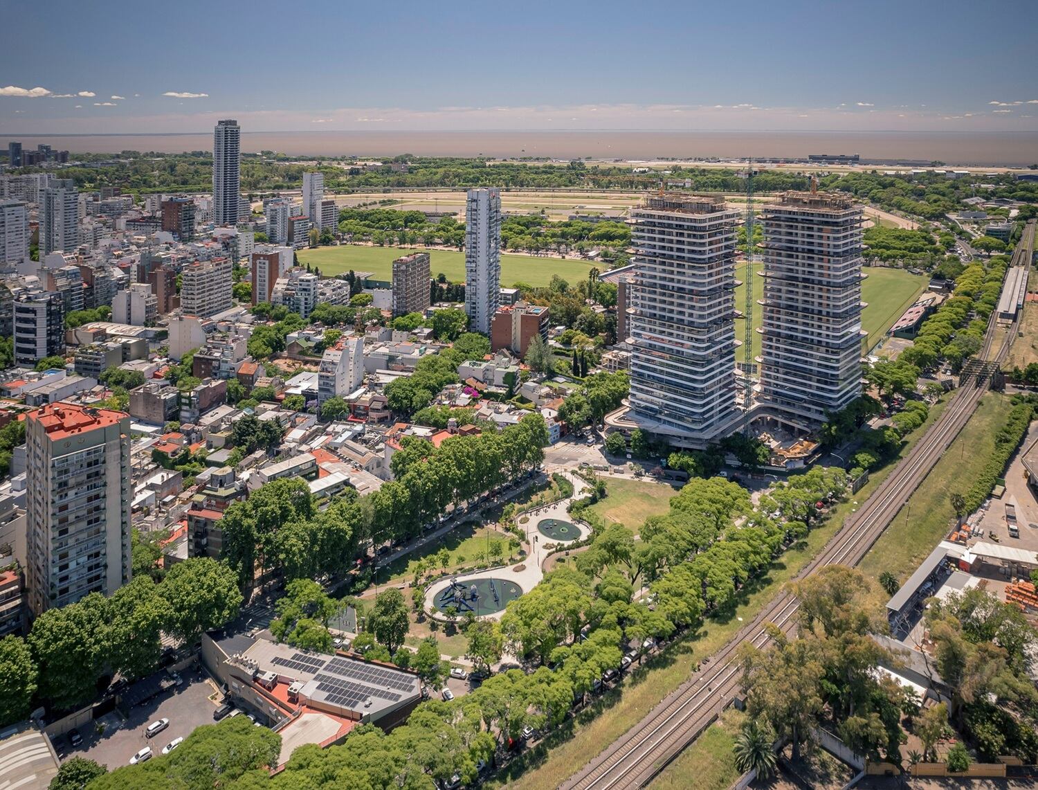 Cada espacio del emprendimiento prioriza diseño, luz natural y visuales que potencian el estilo de vida urbano
