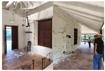 La estructura de Cañasgordas, en Cali, sufrió importantes afectaciones tras el terremoto, con daños visibles en el exterior y en el segundo piso del inmueble - crédito @mincultura/X