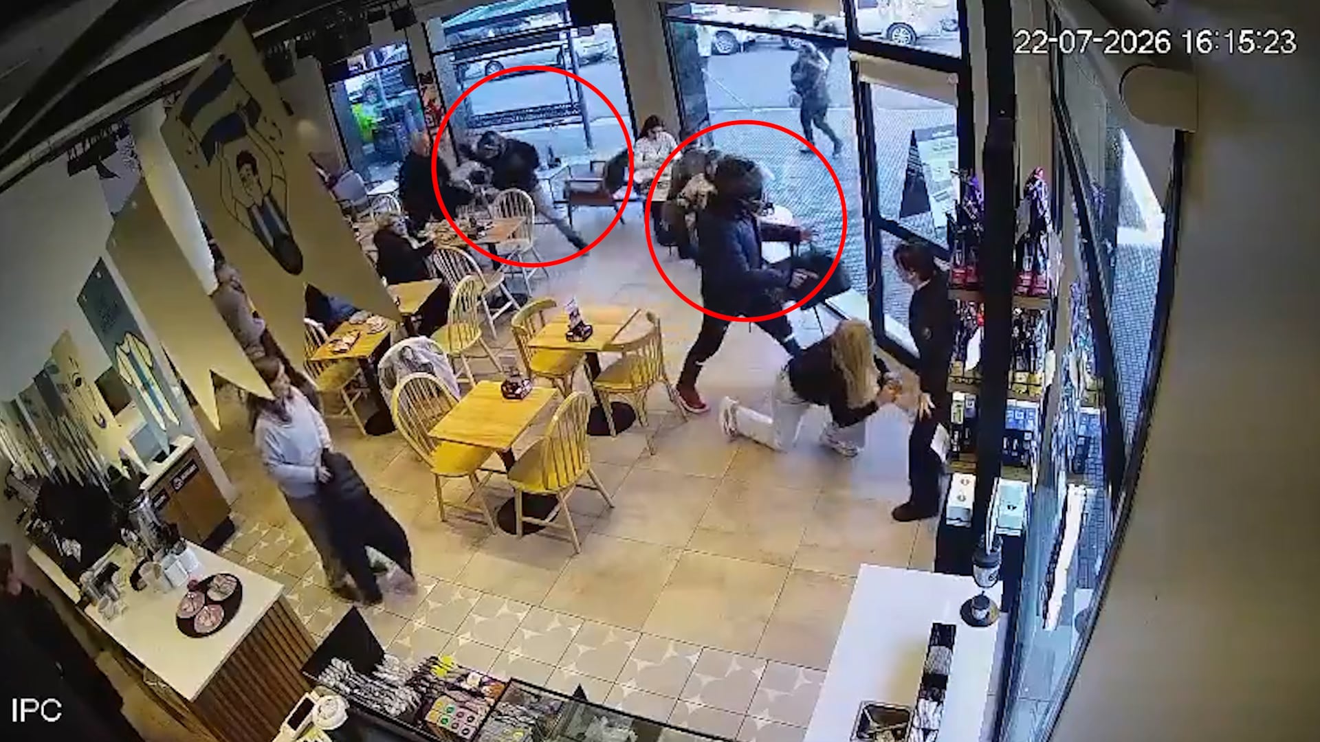 Los delincuentes tomaron el bolso y se fugaron en dos motos de alta cilindrada.