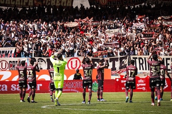 La hinchada de Universitario se hizo presente en Tarma para alentar al equipo ante ADT. - créditos: Universitario