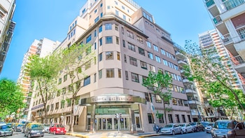 El agente policial herido se