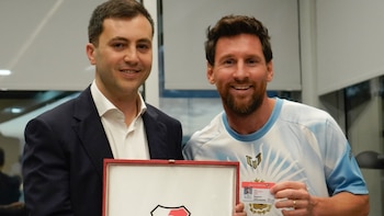 Messi fue nombrado socio honorario de River Plate antes de su despedida: el detalle en el carnet que hizo furor