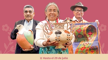 Un hombre, una mujer y otro hombre, todos adultos mayores, sostienen piezas de cerámica y un tejido colorido sobre un fondo rosa con un texto que indica la fecha