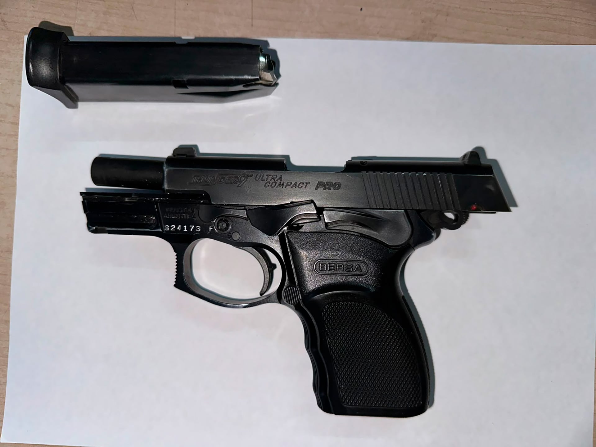 El arma reglamentaria de la oficial detenida