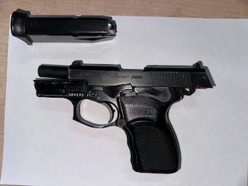 El arma reglamentaria de la oficial detenida