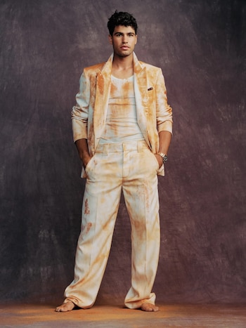 Descalzo y en traje oversize manchado de arcilla, Alcaraz fusiona lujo y humildad con naturalidad (Vanity Fair)