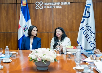 La sesión en Santo Domingo contó con la participación de figuras gubernamentales y sociales, entre ellas la primera dama Raquel Arbaje, presidenta honorífica del GANA, y la procuradora general Yeni Berenice Reynoso.
(Cortesía: Ministerio Público)