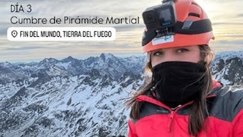 Primer plano de una persona con casco naranja, GoPro y pasamontañas negro, frente a montañas nevadas en Tierra del Fuego, Argentina