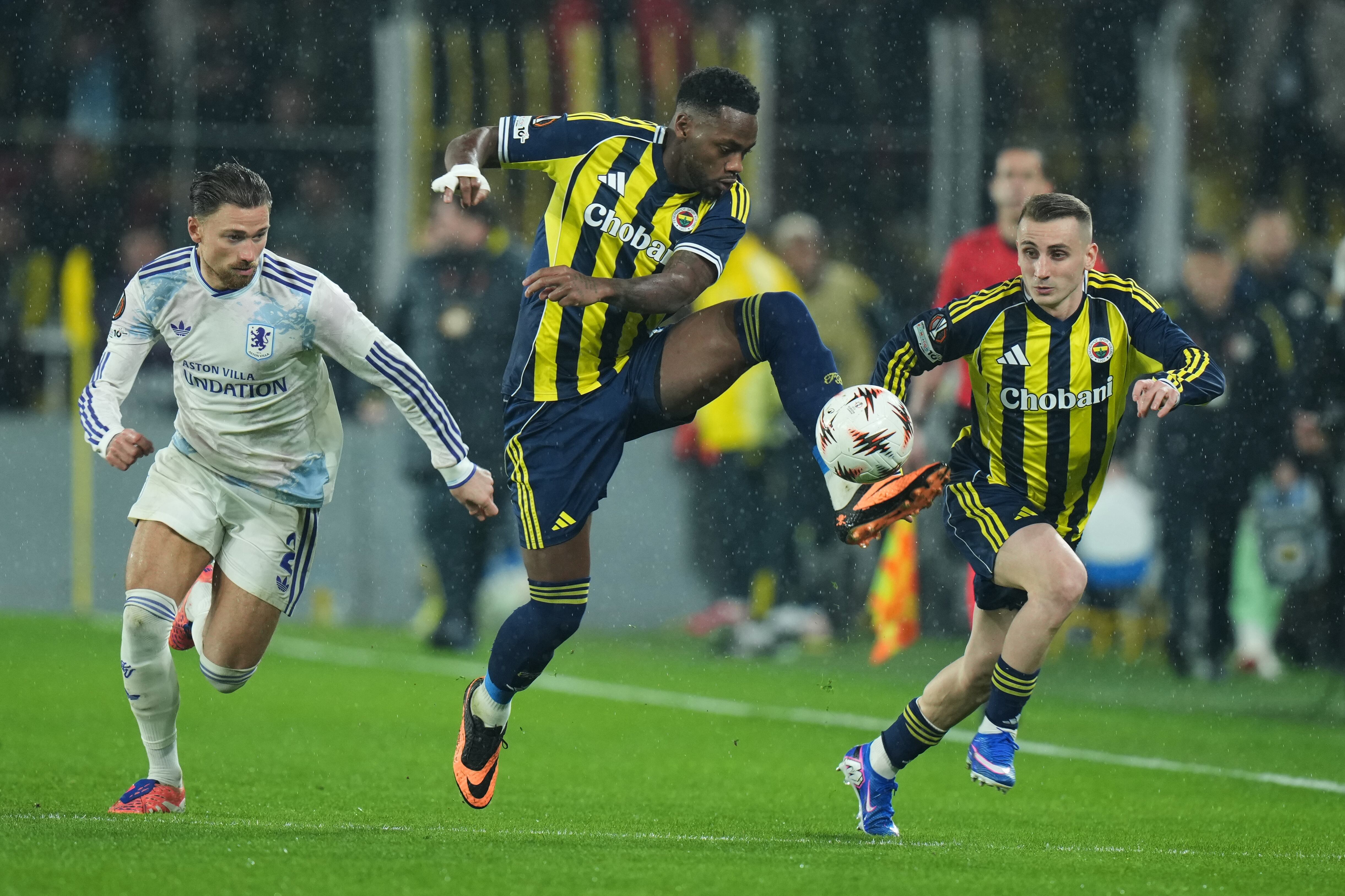 Jhon Durán logró su primer título en su carrera con Fenerbahce, en la Supercopa de Turquía - crédito Francisco Seco/AP Foto