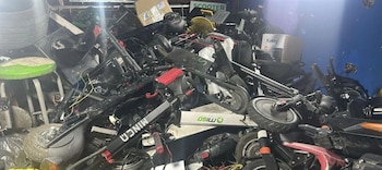 La Policía desmanteló un taller clandestino de despiece de patinetas eléctricas en el barrio Las Nieves, Santa Fe, Bogotá - crédito Policía Metropolitana de Bogotá