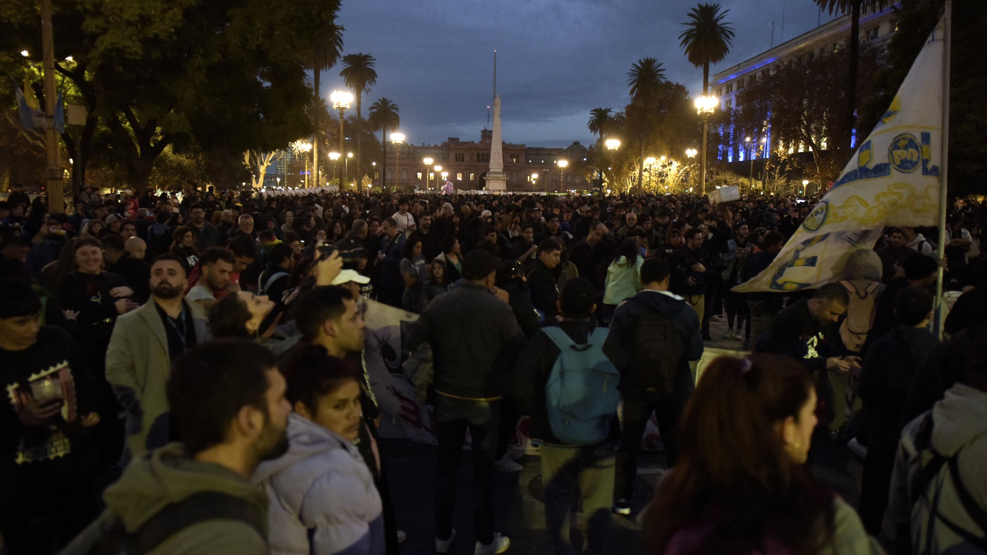 La Plaza de Mayo se llenó de almas rotas, música y lágrimas, en la despedida del Indio Solari (Foto: Gustavo Gavotti)
