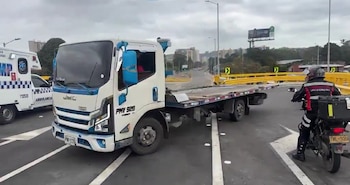 Camioneta chocó contra el separador del puente de la calle 153 con Autopista Norte, en el primer incidente registrado tras la apertura de la nueva infraestructura - crédito BogotáTránsito/X