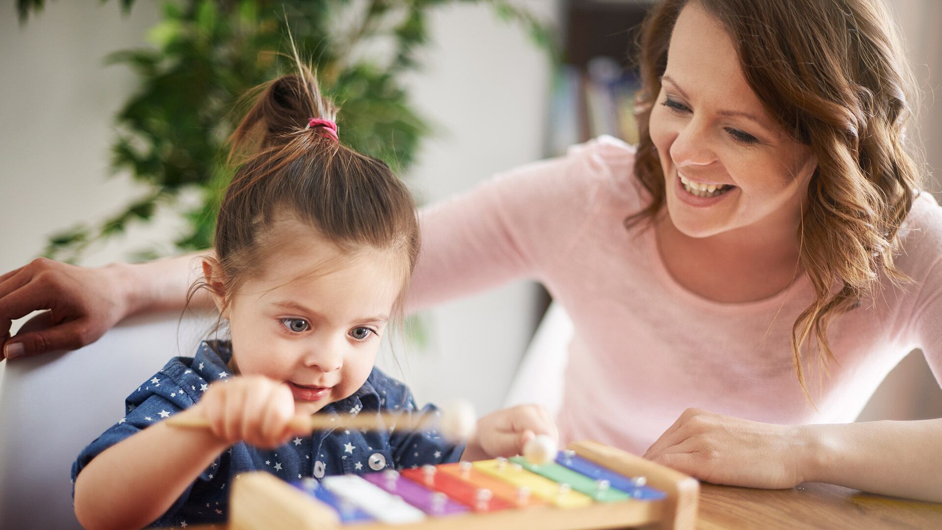 El conocimiento sobre qué es este diagnóstico poco frecuente, en conjunto con la identificación temprana de síntomas, orienta decisiones sobre tratamientos y acompañamiento familiar Freepik