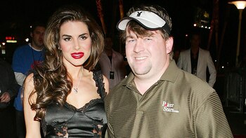 Moneymaker junto a una conejita