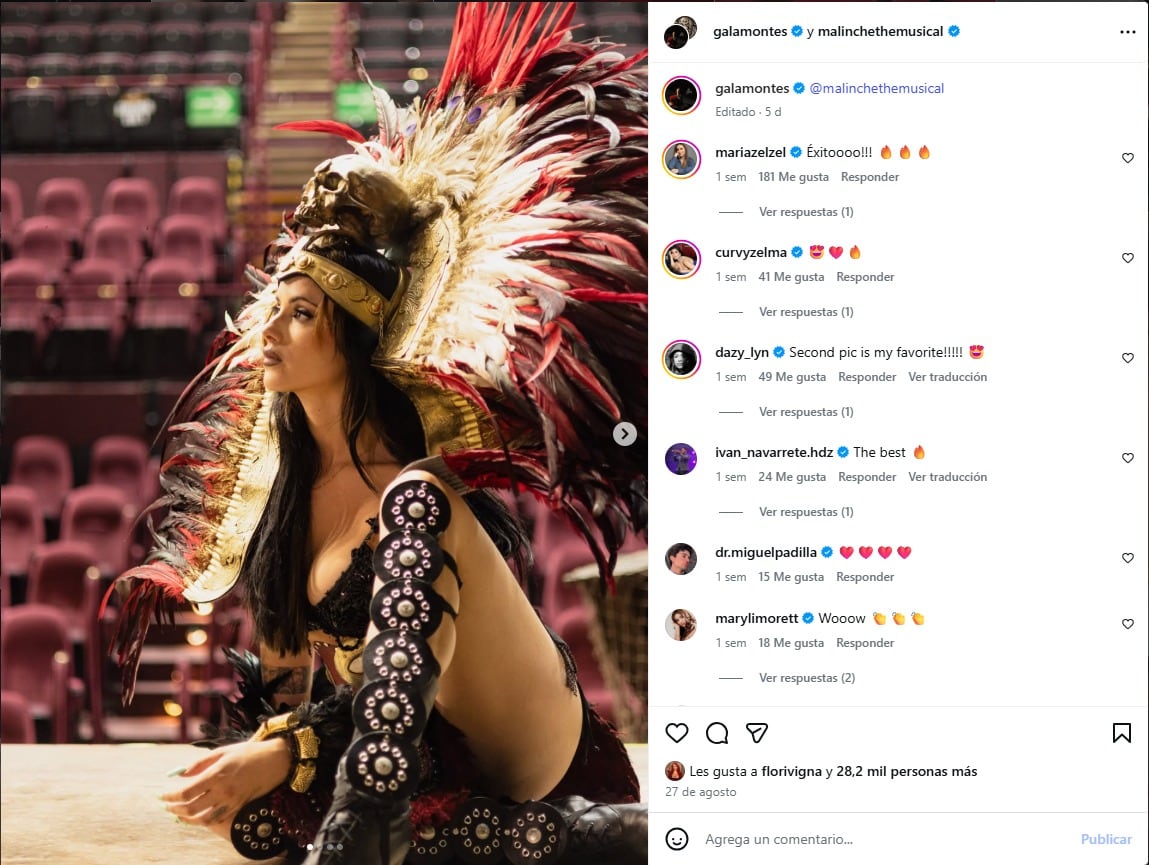 La actriz Gala Montes aparece caracterizada con un vestuario ceremonial de plumas sobre un escenario teatral para la producción de Malinche el Musical. (Captura @galamontes/Instagram)
