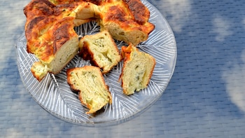Receta de pastel de puerros con solo tres ingredientes, una cena saludable, rápida y fácil que se prepara sin hojaldre