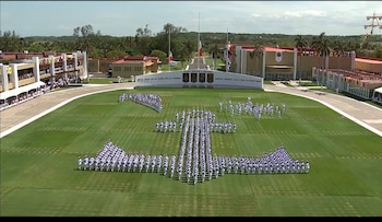 Reiteró a los cadetes que su compromiso no es sólo con una institución, sino con millones de mexicanas y mexicanos que esperan de ellos la defensa de los valores que sostienen la soberanía nacional.