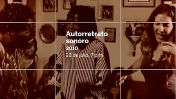 Tres personas de piel oscura en un interior con cuadros en tono sepia. Sobre la imagen, texto blanco que dice: Autorretrato sonoro, 2010, 22 de julio, 7 p.m