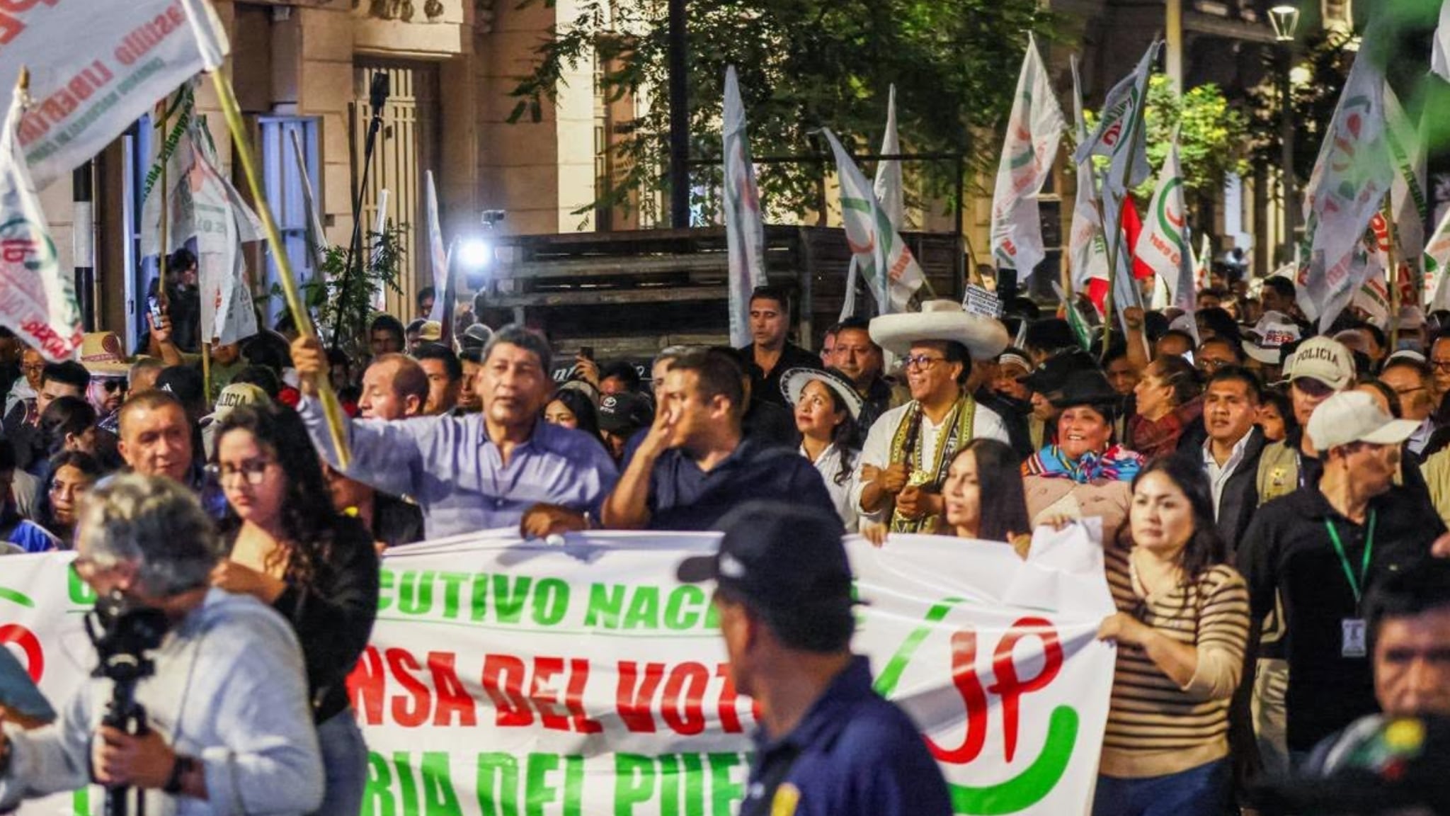 Marcha nacional en Perú ante posible proclamación de Keiko Fujimori | Foto: Facebook de Roberto Sánchez