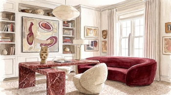 Habitación con escritorio de mármol rojo, sofá aterciopelado, dos sillas, estanterías con libros y objetos, lámparas, cuadros y una ventana.