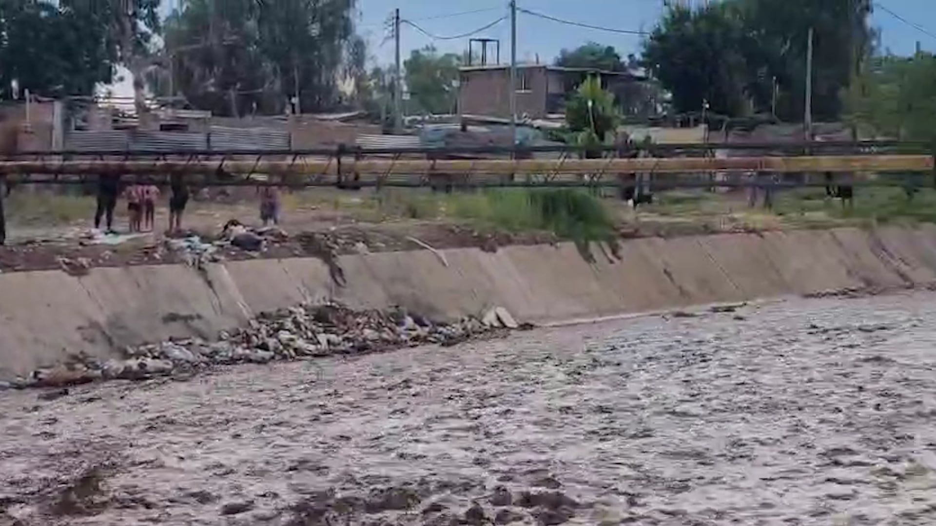 La emergencia se desató tras el aumento del caudal en el zanjón de Los Ciruelos, donde dos personas fueron arrastradas