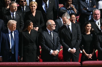 El rey Felipe VI saluda a Donald Trump al inicio del funeral por el papa Francisco - Infobae