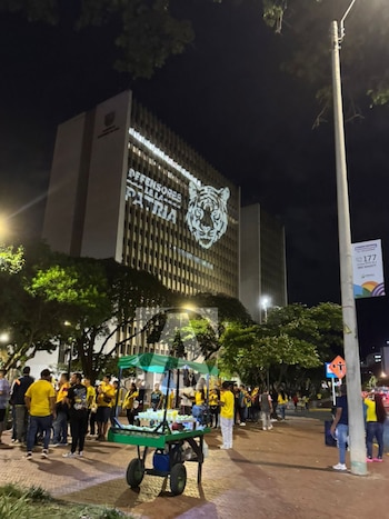Así se vio la proyección de las imágenes políticas alusivas al candidato Abelardo de la Espriella, en fachada de la Alcaldía de Cali - crédito @ckevingomez
