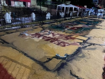 El carácter efímero de las alfombras, afectado por la lluvia, refuerza su función ritual en la procesión del Santo Entierro en Tegucigalpa y San Pedro Sula. (Foto: Redes sociales)