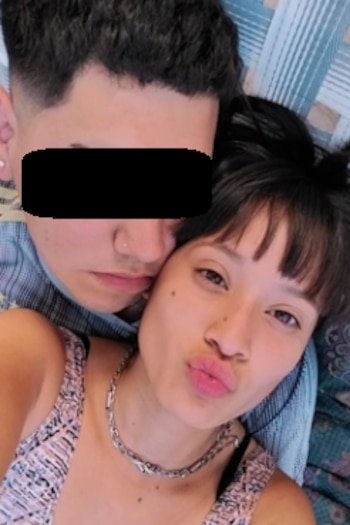 Una foto de Nara con su pareja (Facebook)
