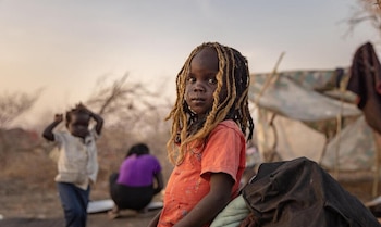 Acel, de 5 años, junto al refugio de su familia en las afueras del centro de tránsito de ACNUR en Renk, Sudán del Sur. Créditos ACNUR - Andrew McConnell