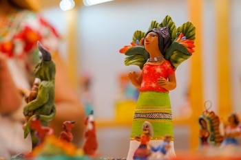 Casa Hecho en Oaxaca instala sedes en Ciudad de México y Guadalajara para exhibir, vender y promover productos y tradiciones del estado. Oaxaca promueve la Guelaguetza como atractivo turístico y plantea que la cercanía con actividades del Mundial impulse viajes hacia el estado. La sede de Casa Hecho en Oaxaca en Guadalajara se ubica en el Museo Cabañas e incluye actividades de promoción cultural y encuentros de negocios. El proyecto abre mercados para empresas y talleres con el distintivo Hecho en Oaxaca, una certificación para productos elaborados en la entidad. Oaxaca busca aprovechar la Copa Mundial de Futbol 2026 para atraer visitantes y proyectar su cultura, gastronomía, artesanía y producción local. (Cortesía Gobierno del Estado de Oaxaca)