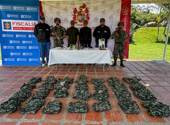 Los uniformados incautaron prendas de uso privativo de la Fuerza Pública y un brazalete del Frente 18 en la vereda Filadelfia - crédito prensa Ejército Nacional