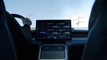 Pantalla central de 15,6" y