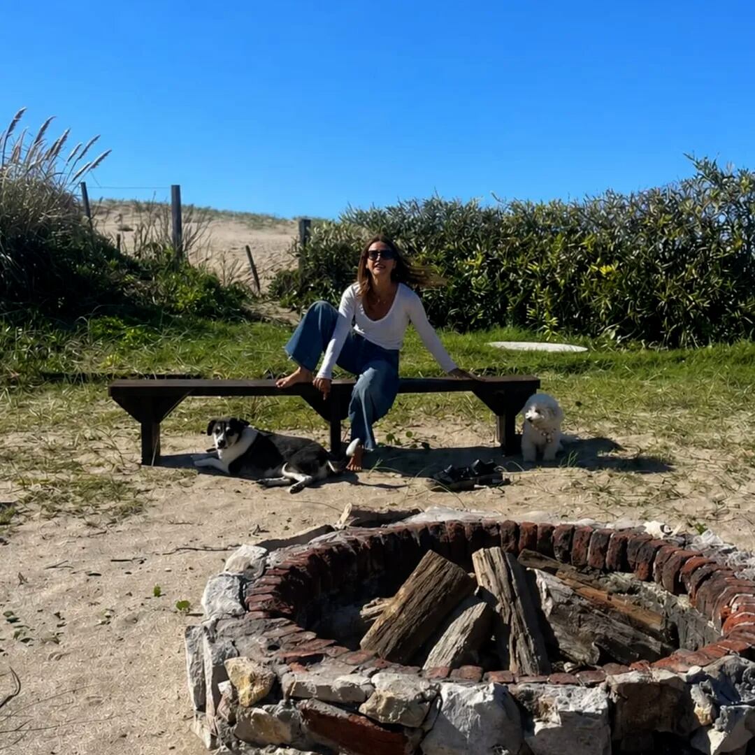 La actriz optó por disfrutar el aire libre junto a sus dos mascotas y lo retrató ante la cámara