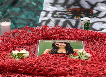 Fotografía que muestra una ofrenda a la estudiante española Claudia Tacoronte Aguilera de los estudiantes de la Universidad Autónoma del Estado de Morelos (UAEM) durante una manifestación por su asesinato, ayer martes, en Cuernavaca, en Morelos (México). EFE/Alex Cruz
