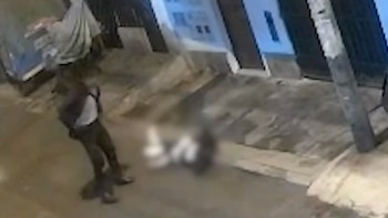 Vecinos acusan a policía de