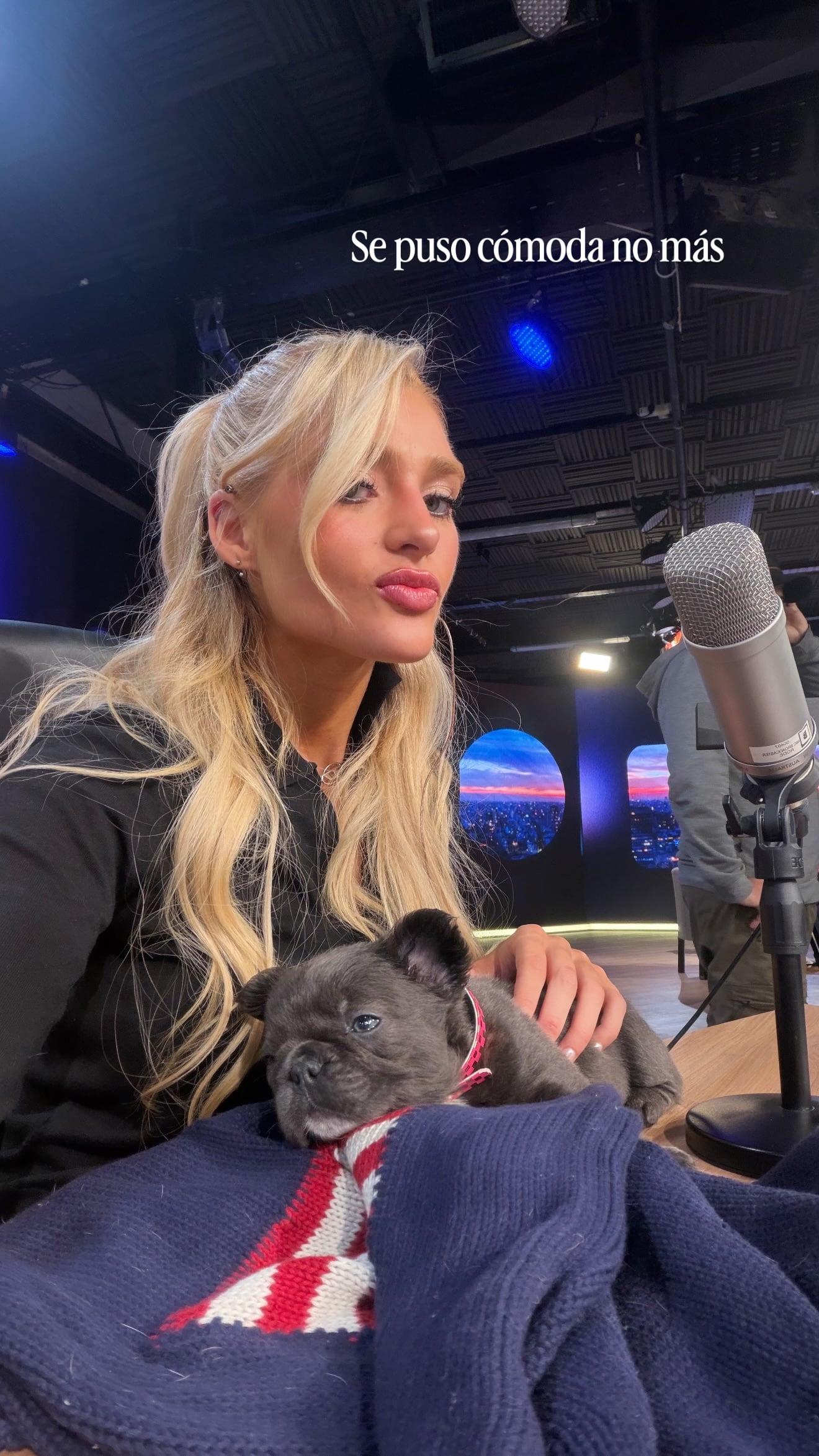 Marta Fort junto a Royce en el estudio de Blender