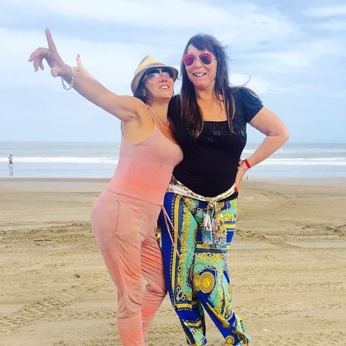 Moria Casán posa junto a su amiga Zeta durante un paseo por la playa.