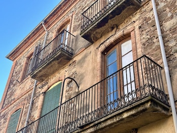 La fachada de una de las viviendas en la Colonia Antius, en Bages (Barcelona).